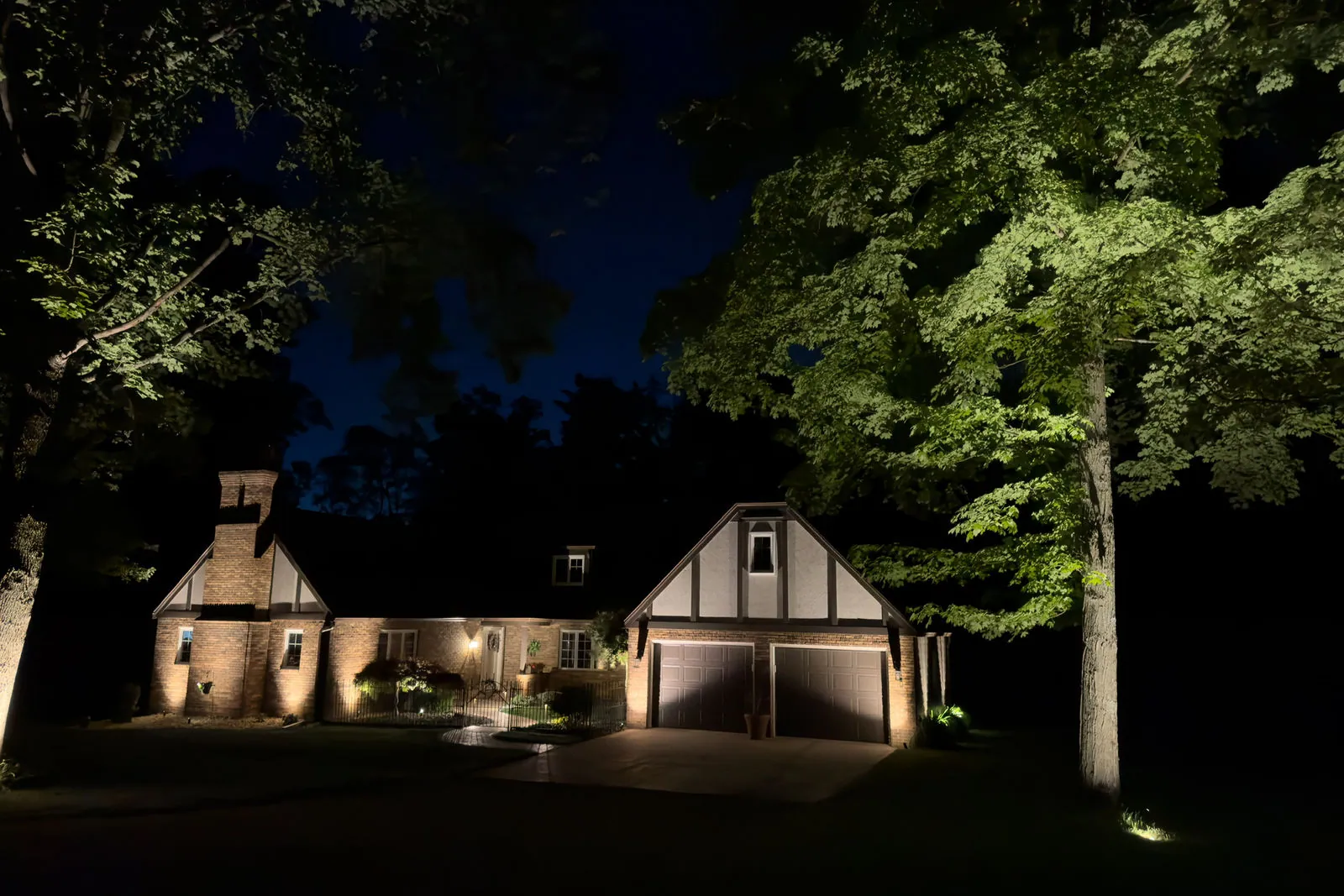 LED landscape lighting vs older halogen fixtures