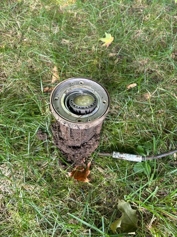 In-ground fixture with dirt buildup